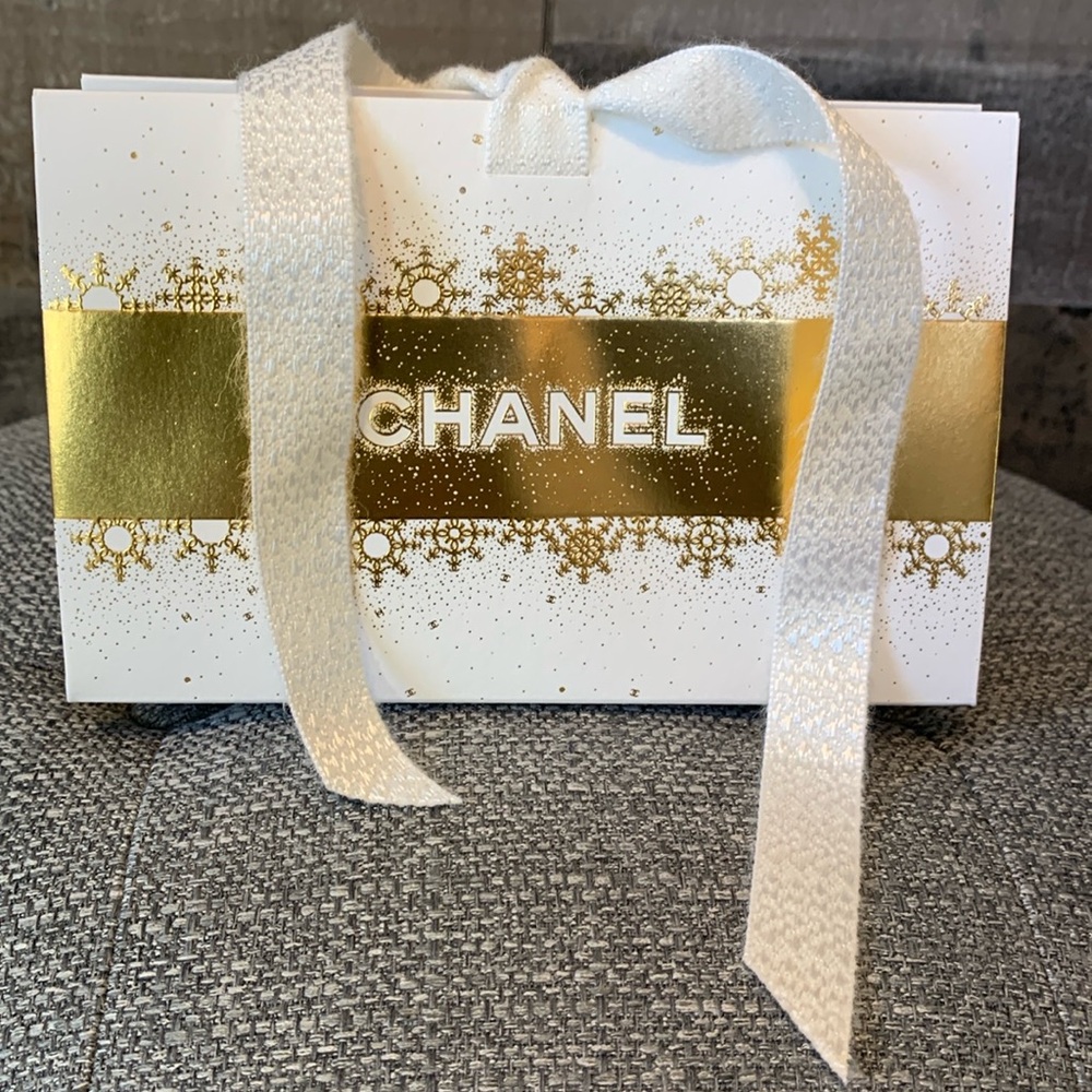 Chanel Gift Bag with filling - Picture 16 of 16